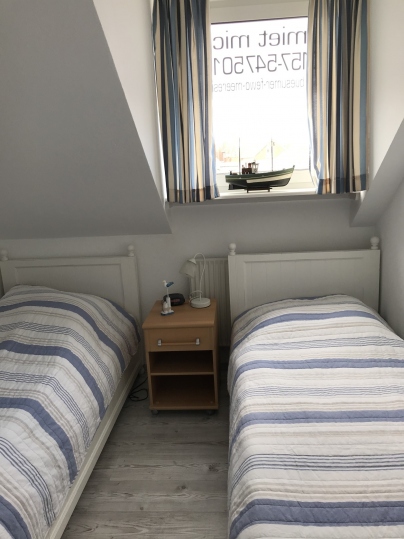 kleineres Schlafzimmer mit getrennten Betten